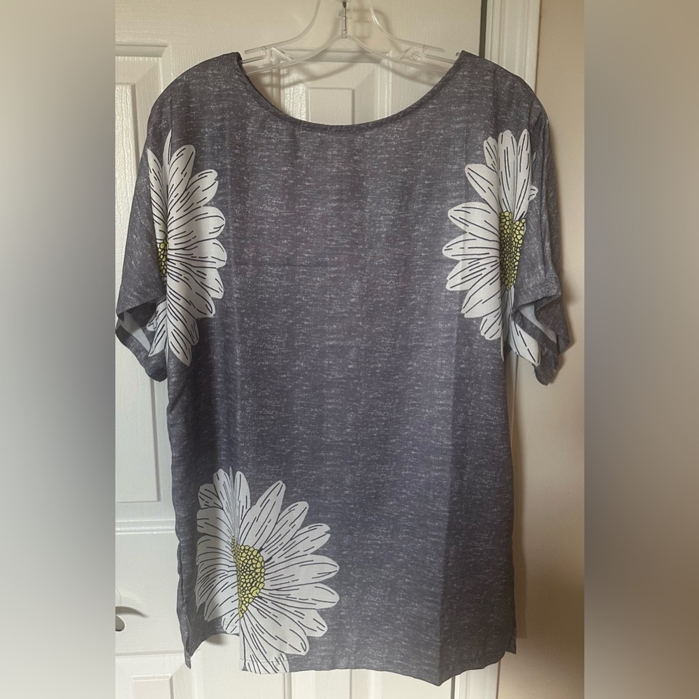 Pretty Wirzii Women’s Large Daisy Top - Size M